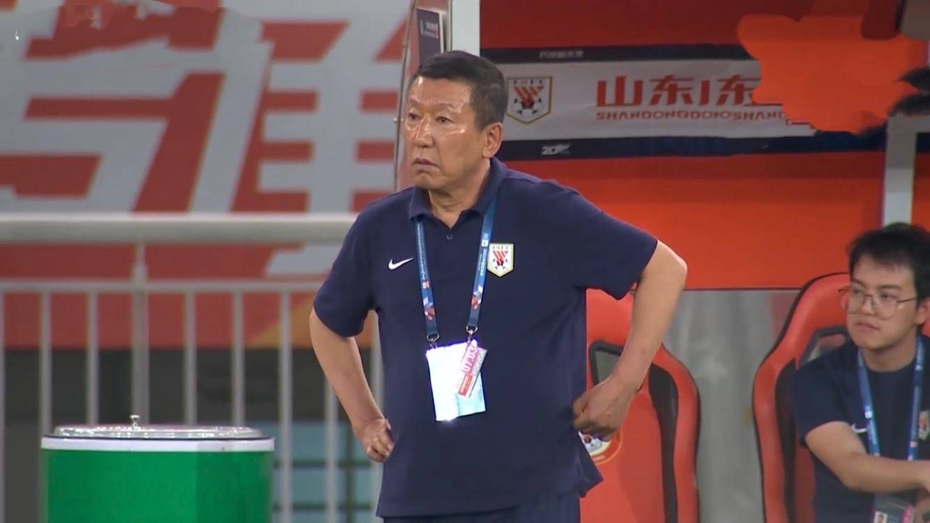 奥斯梅恩因那不勒斯在社交媒体上发布对他不利的视频，本赛季一度和该俱乐部关系紧张，据悉他本人对转会切尔西持开放态度。